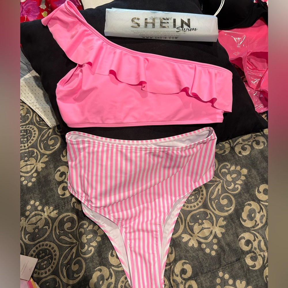Ladies 2 piece swimsuit 💕